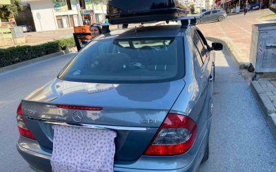 Plakası bezle kapatılan Mercedes plakasız çıktı
