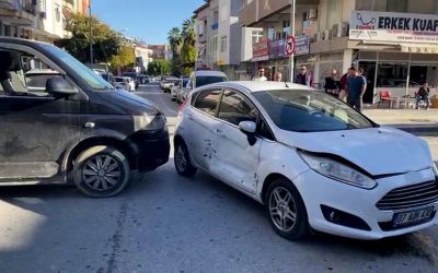 Otomobille hafif ticari aracın çarpışması kamerada
