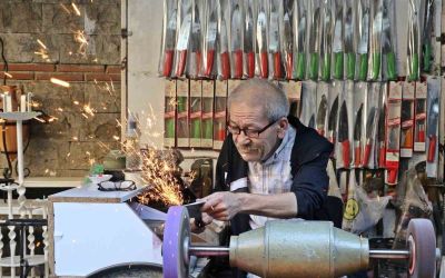 Antalya’da bıçak bileme ustası mesleğini yaşatıyor, 50-60 bin liraya çırak bulamıyor
