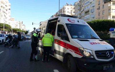 Kavşak sisteminde çarpışan iki motosikletin sürücüleri yaralandı
