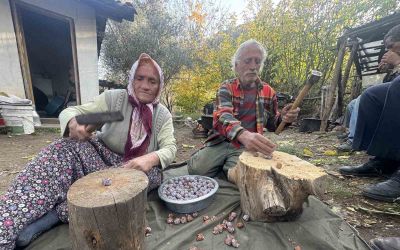 Topladıkları kozalakları kızgın ateşte saatlerce kaynatarak şifa deposuna dönüştürüyorlar
