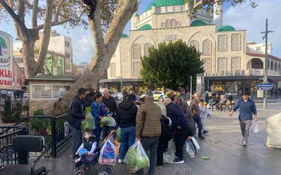 Antalyalı çiftçi ürünlerin çöpe dökülmesine tepki olarak 200 marulu ücretsiz dağıttı
