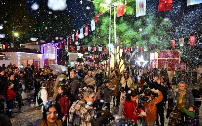 Kepez’de yeni yıl heyecanı suni kar yağışıyla başladı
