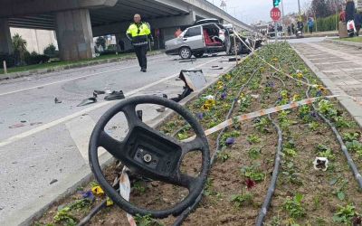 Ambulansa yol verme kazasında ortalık savaş alanına döndü, kaza anı güvenlik kamerasına yansıdı

