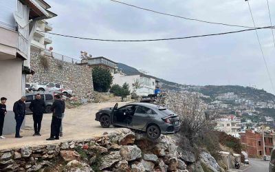 Antalya’da geri manevra yapan araç şarampolde asılı kaldı
