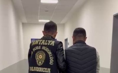 Kendisini polis olarak tanıtan dolandırıcı tutuklandı
