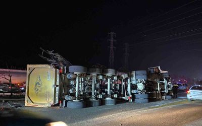 Antalya’da EDS direğine çarpan tır devrildi: 2 yaralı
