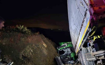 Manavgat’ta şarampole devrilen tırın sürücüsü ağır yaralandı
