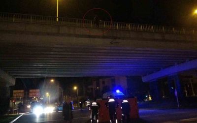 Köprüye çıkan kadını polis ölümün ucundan aldı, izleyenlerin arasından çıkan sözler pes dedirtti
