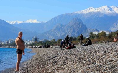 Türkiye karla mücadele ederken Antalya’da deniz sefası

