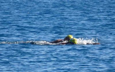 Türkiye kar esaretindeyken, Antalya’da kar manzarası eşliğinde denize girdiler
