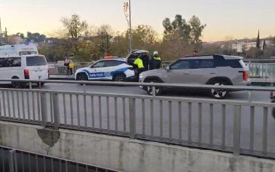 Manavgat Köprüsü’nde devrilerek otomobile çarpan motosikletli yaralandı
