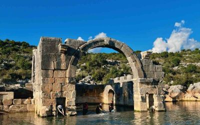 Arkeologların çamur ve suyun içinde bin 850 yıllık antik havuzu gün yüzüne çıkarma çabası
