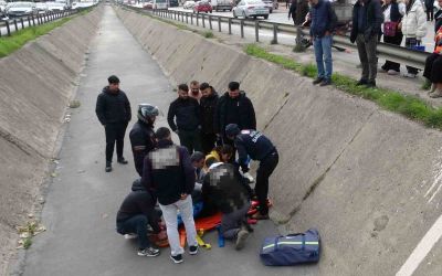 Yayaya yol veren motosikletli arkasından gelen otomobilin çarpmasıyla kanala uçtu
