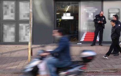 Hırsızlık için girdiği markette 3 çalışanı bıçakla yaraladı
