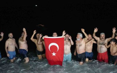 Antalya’de ritüel bozulmadı, deniz tutkunları 2026’ya da denizde girdi
