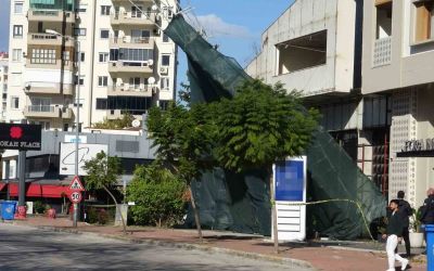 Antalya’da şiddetli rüzgar inşaat iskelesini yerinden söktü
