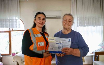 Yaşlı kadının bindiği otobüste unuttuğu cüzdan evine kadar getirilip teslim edildi
