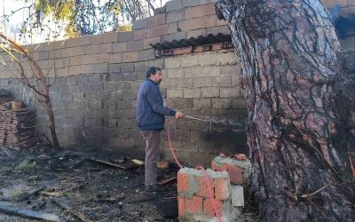 Yangının eve sıçramaması için alevlere hortumlarla müdahale ettiler
