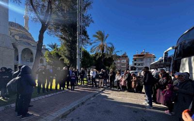 Manavgat’ta umre yolcuları dualarla kutsal topraklara uğurlandı
