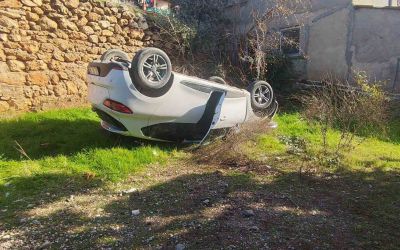 Otomobil boş araziye yuvarlandı: 4 yaralı
