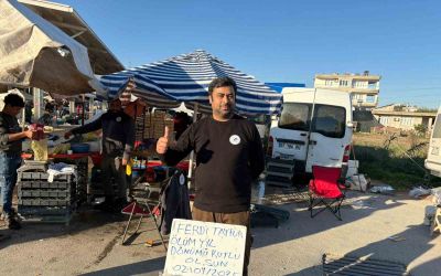 Ferdi Tayfur’un ölüm yıldönümünde lokum ve bisküvi dağıttı
