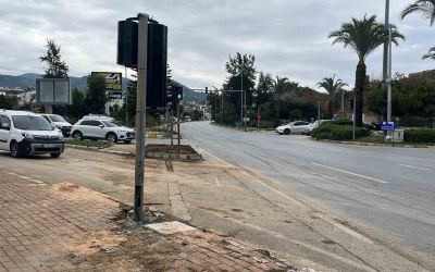 Alanya’da kamyon ile çarpışan genç motosikletli hayatını kaybetti
