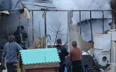 Antalya’da konteyner ev alevlere teslim oldu: 2 kedi telef oldu
