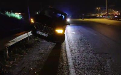 Antalya’da kontrolden çıkan lüks cip, bariyerlerin üzerinde asılı kaldı
