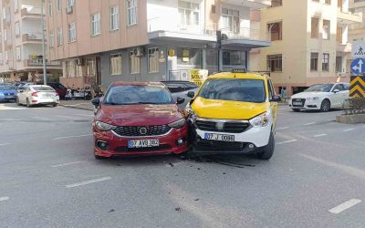 Sağa dönmek için sinyal verip önce sol şeride geçen otomobile yandan çarptı
