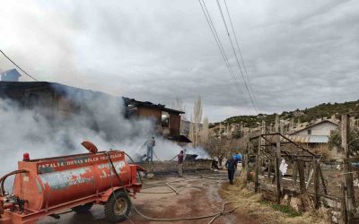 Çıkan yangında ev küle döndü, 1 kişi dumandan etkilendi, 3 hayvan telef oldu
