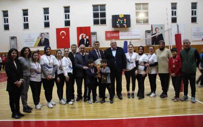 Kumluca’da kadınlar öğretmenler arasında düzenlenen voleybol turnuvası sona erdi
