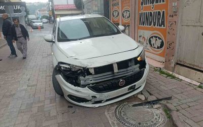 Otomobille motosikletin çarpışma anı kamerada: 1 yaralı

