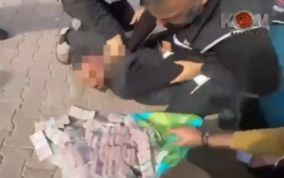 Poşetteki 2 milyon lira ile 30 metre gidebildiler, polisin operasyonuyla yakalandılar
