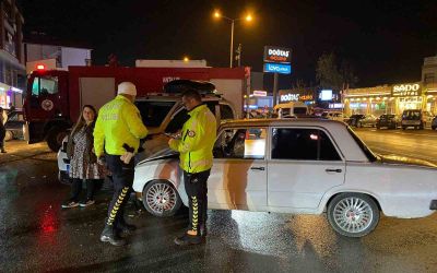 Antalya iki otomobilin çarpıştığı ve 3 kişinin yaralandığı kaza anı kamerada
