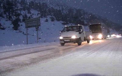 Antalya-Konya kara yolunda kar etkisini artırdı
