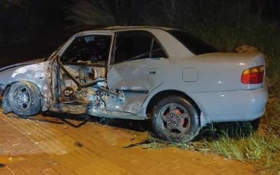 Direğe çarptı, hurdaya dönen araçtan yaralanmadan çıktı
