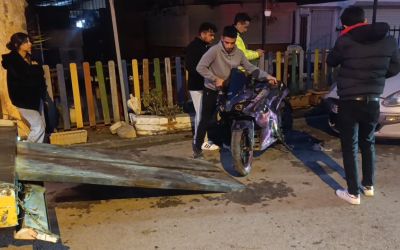 Tesla ile çarpışan motosikletteki 2 kişi metrelerce savruldu
