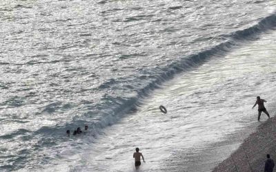 Fırtınalı havada denizde can pazarı
