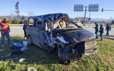 Kırmızı ışık ihlali yapan aracın çarptığı minibüs devrildi: 5 yaralı
