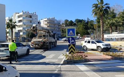 Motosiklet beton kamyonuna çarptı: 1 yaralı
