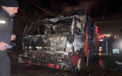 Park halindeyken yanan kamyonet kullanılamaz hale geldi
