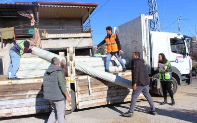 Büyükşehir Belediyesi’nden hortumdan zarar gören üreticiye destek
