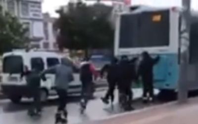 Seyir halindeki araçlara tutunarak patenle yolculuk yapan 2 çocuğa adli işlem
