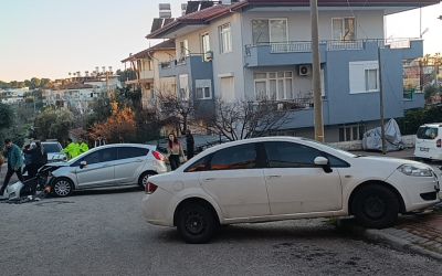 Manavgat’ta iki otomobil kavşakta çarpıştı: 2 yaralı
