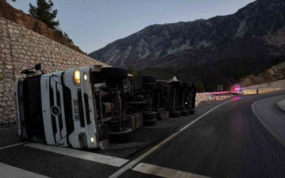 Karayolunda yem yüklü tır devrildi: 2 yaralı
