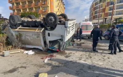 Kamyonun arkadan çarptığı çöp kamyonu devrildi: 1’i ağır 3 işçi yaralandı

