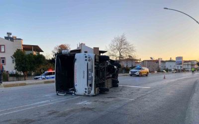 Antalya’da midibüs ile otomobil çarpıştı: 3 yaralı
