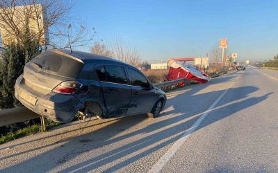 Kaza sonrası bariyerlerde asılı kaldı
