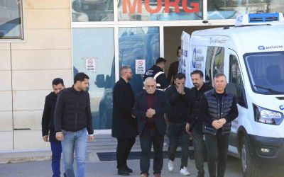 Başından vurulmuş halde eşi tarafından hastaneye götürülen kadın hayatını kaybetti
